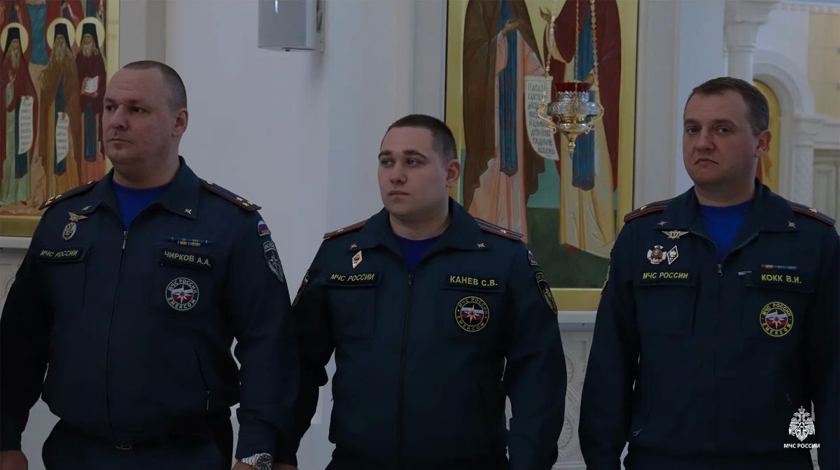 Под небесным покровом: в главном храме Арктики спасатели Ямала помолились перед иконой «Неопалимая купина» Под небесным покровом: в главном храме Арктики спасатели Ямала помолились перед иконой «Неопалимая купина»