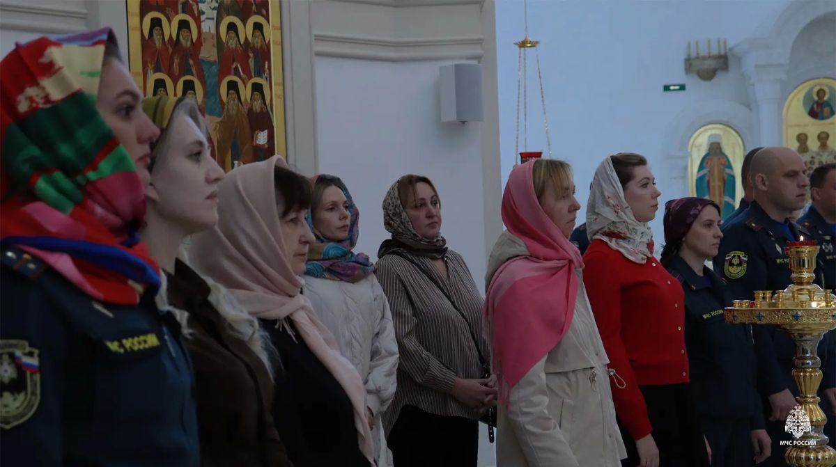 Под небесным покровом: в главном храме Арктики спасатели Ямала помолились перед иконой «Неопалимая купина» Под небесным покровом: в главном храме Арктики спасатели Ямала помолились перед иконой «Неопалимая купина»