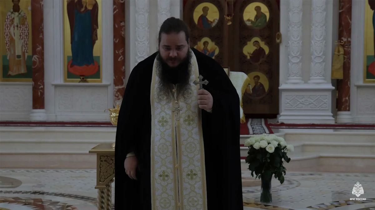 Под небесным покровом: в главном храме Арктики спасатели Ямала помолились перед иконой «Неопалимая купина» Под небесным покровом: в главном храме Арктики спасатели Ямала помолились перед иконой «Неопалимая купина»