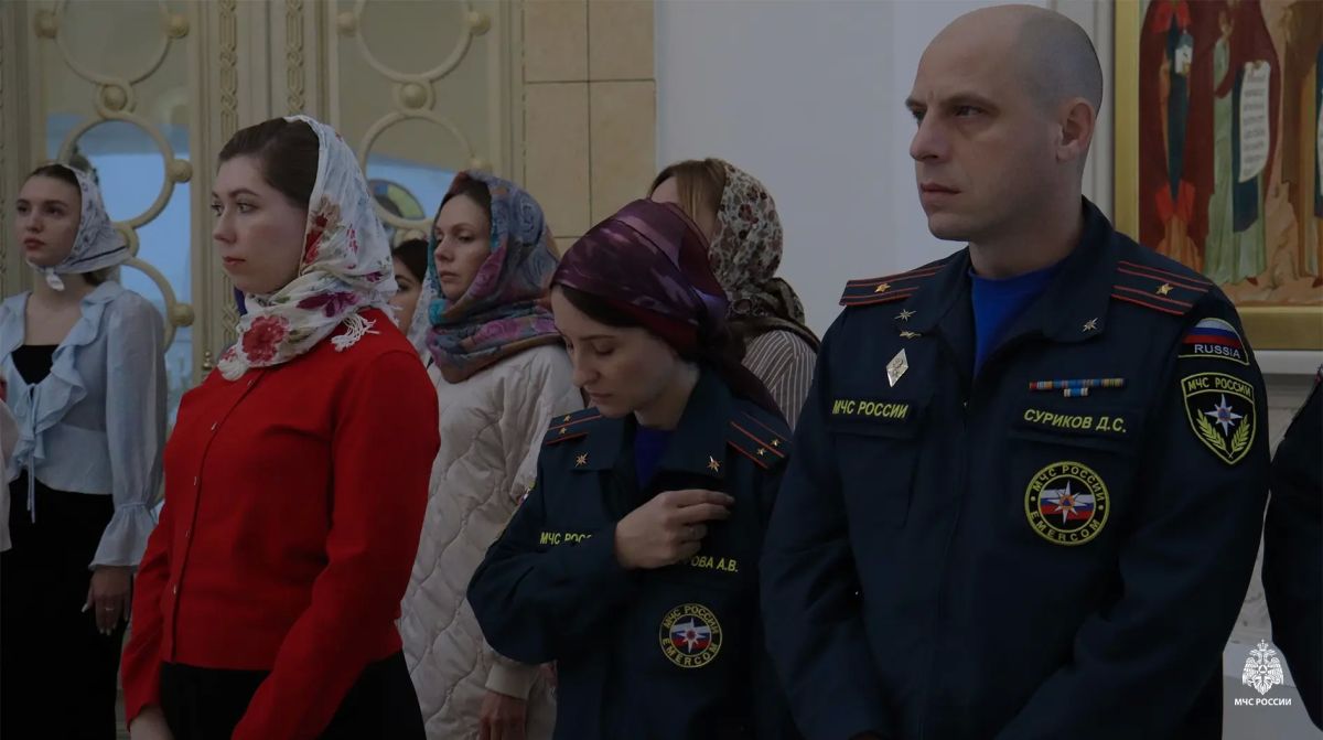 Под небесным покровом: в главном храме Арктики спасатели Ямала помолились перед иконой «Неопалимая купина» Под небесным покровом: в главном храме Арктики спасатели Ямала помолились перед иконой «Неопалимая купина»