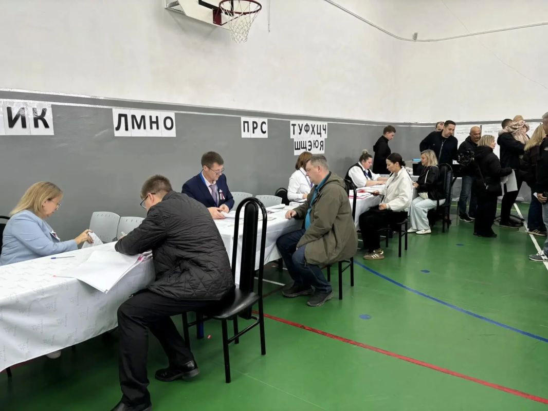 В Обдорской гимназии утром 18 сентября тоже очень многолюдно В Обдорской гимназии утром 18 сентября тоже очень многолюдно