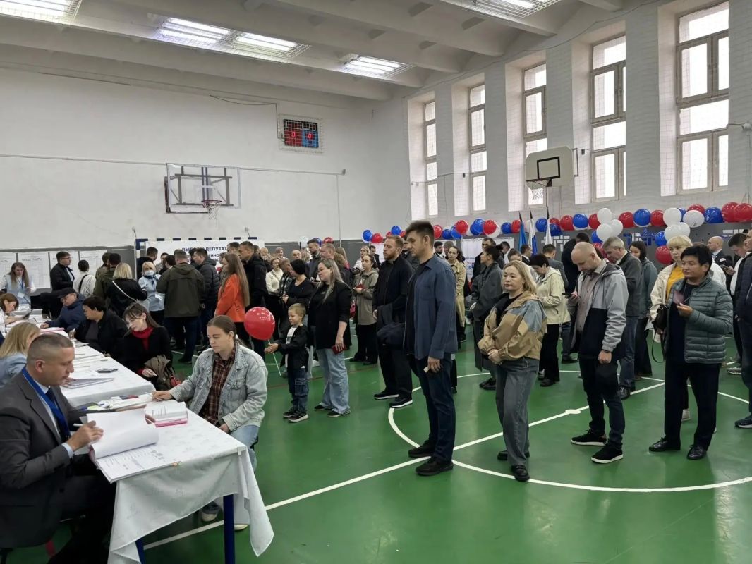 В Обдорской гимназии утром 18 сентября тоже очень многолюдно В Обдорской гимназии утром 18 сентября тоже очень многолюдно
