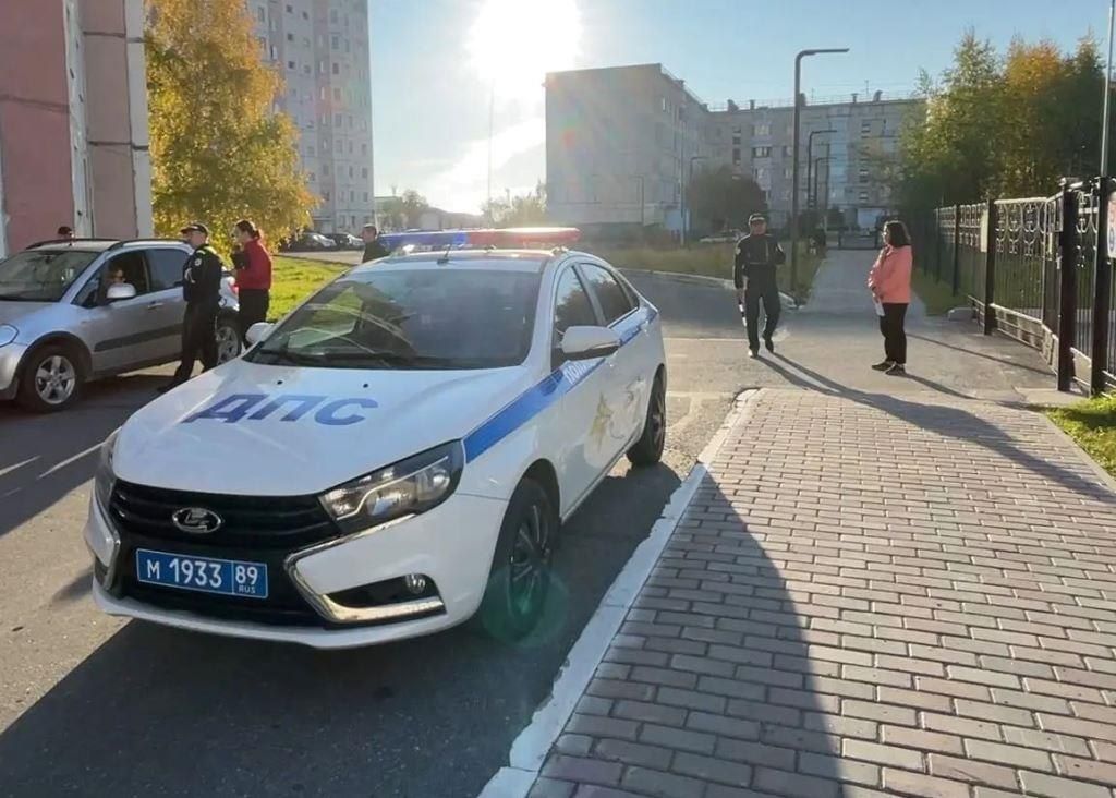 Надымские автоинспекторы и представители родительской общественности детского сада «Родничок» провели профилактическое мероприятие Надымские автоинспекторы и представители родительской общественности детского сада «Родничок» провели профилактическое мероприятие