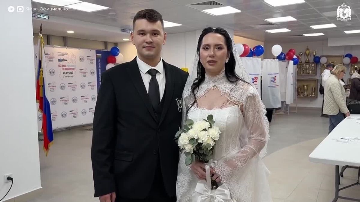 В Тарко-Сале на выборах проголосовали молодожёны