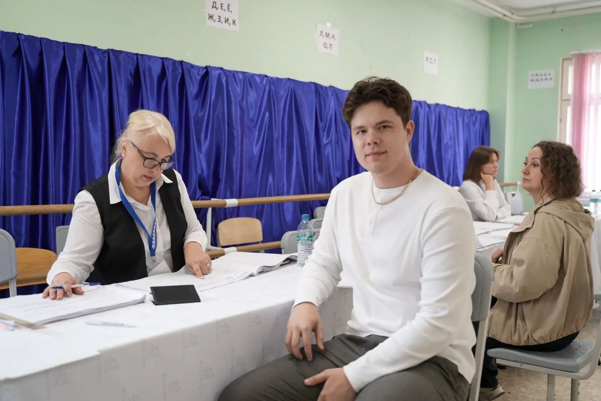 В числе впервые проголосовавших - молодой салехардский педагог Тимофей Горев