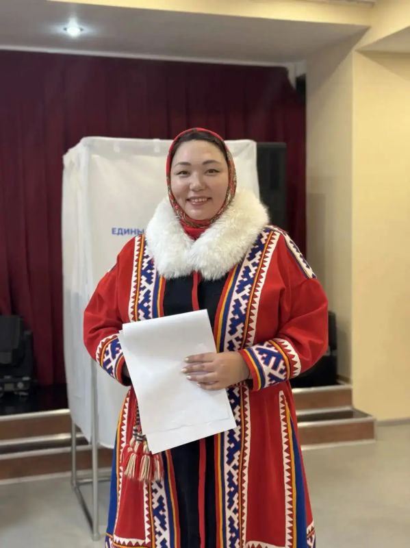 Салехард голосует. Галина Косыгина, председатель регионального отделения Общероссийской общественно-государственной организации «Ассамблея народов России» и депутат Думы города отдала свой голос на выборах депутатов...