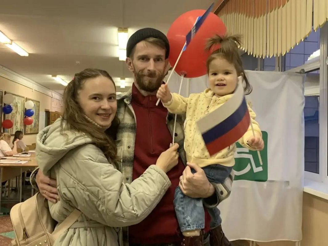 На избирательных участках Ноябрьска зафиксировано рекордное количество избирателей, которые пришли сюда всей семьёй На избирательных участках Ноябрьска зафиксировано рекордное количество избирателей, которые пришли сюда всей семьёй
