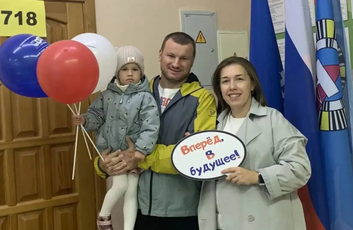 На избирательных участках Ноябрьска зафиксировано рекордное количество избирателей, которые пришли сюда всей семьёй На избирательных участках Ноябрьска зафиксировано рекордное количество избирателей, которые пришли сюда всей семьёй