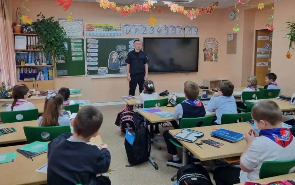 Пуровские автоинспекторы организовали лекторий по дорожной безопасности для учащихся начальных классов Пуровские автоинспекторы организовали лекторий по дорожной безопасности для учащихся начальных классов