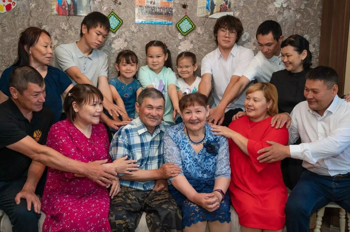 Многодетных супругов из Сюнай-Сале наградили медалью ордена «Родительская слава» Многодетных супругов из Сюнай-Сале наградили медалью ордена «Родительская слава»