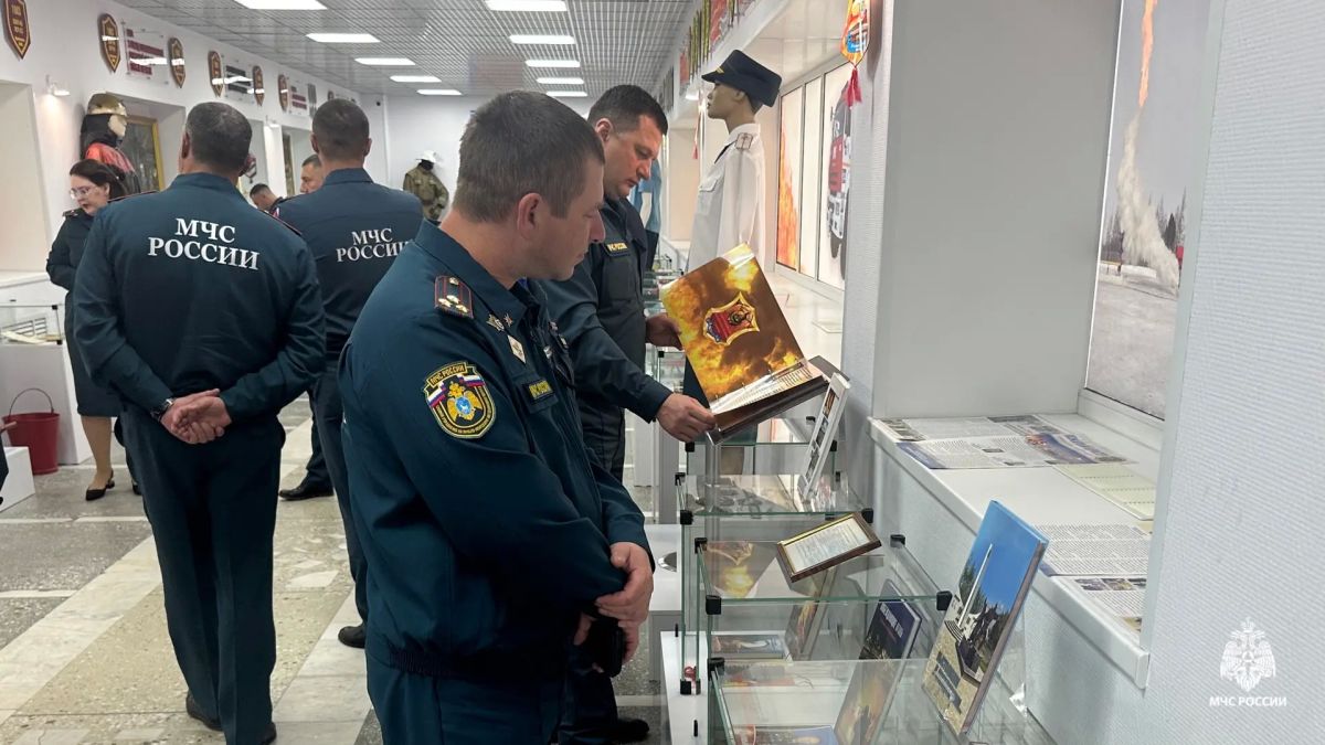 В Новом Уренгое участники учебнометодического сбора посетили памятные и профильные объекты В Новом Уренгое участники учебнометодического сбора посетили памятные и профильные объекты