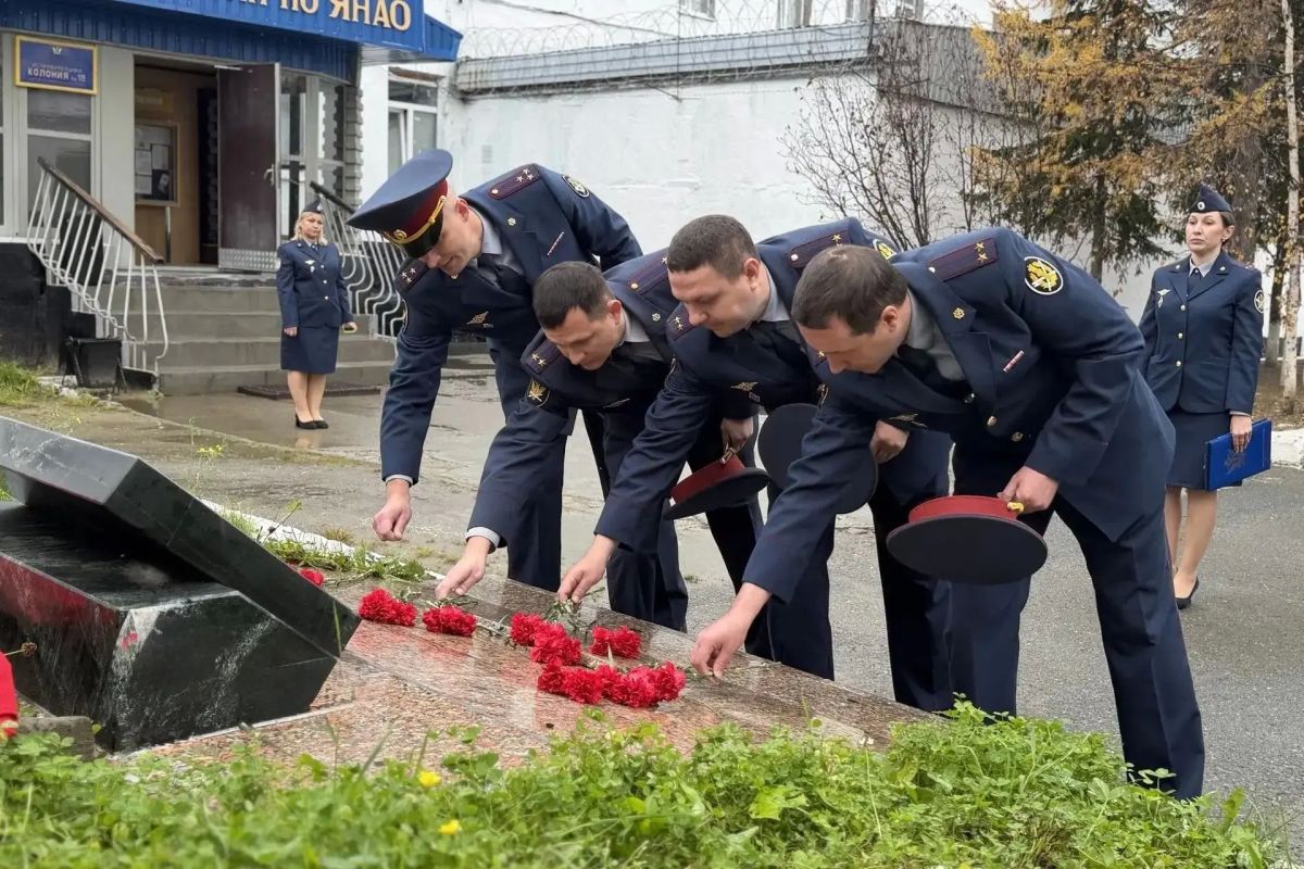В Харпе почтили память сотрудников УФСИН, погибших в зоне СВО В Харпе почтили память сотрудников УФСИН, погибших в зоне СВО
