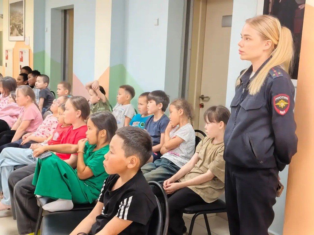 Сотрудники Тазовской Госавтоинспекции посетили структурное подразделение «Семейный дом», где проживают дети, и провели профилактическую встречу, посвящённую безопасности на дорогах Сотрудники Тазовской Госавтоинспекции посетили структурное подразделение «Семейный дом», где проживают дети, и провели профилактическую встречу, посвящённую безопасности на дорогах