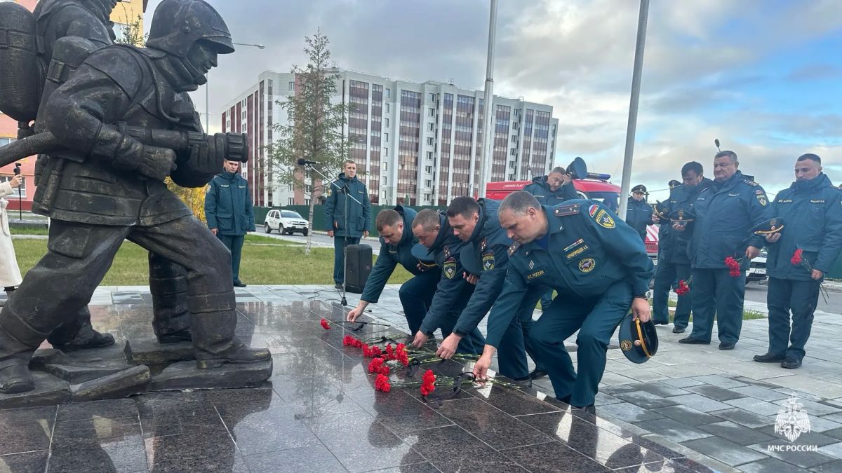 В Новом Уренгое участники учебнометодического сбора посетили памятные и профильные объекты В Новом Уренгое участники учебнометодического сбора посетили памятные и профильные объекты