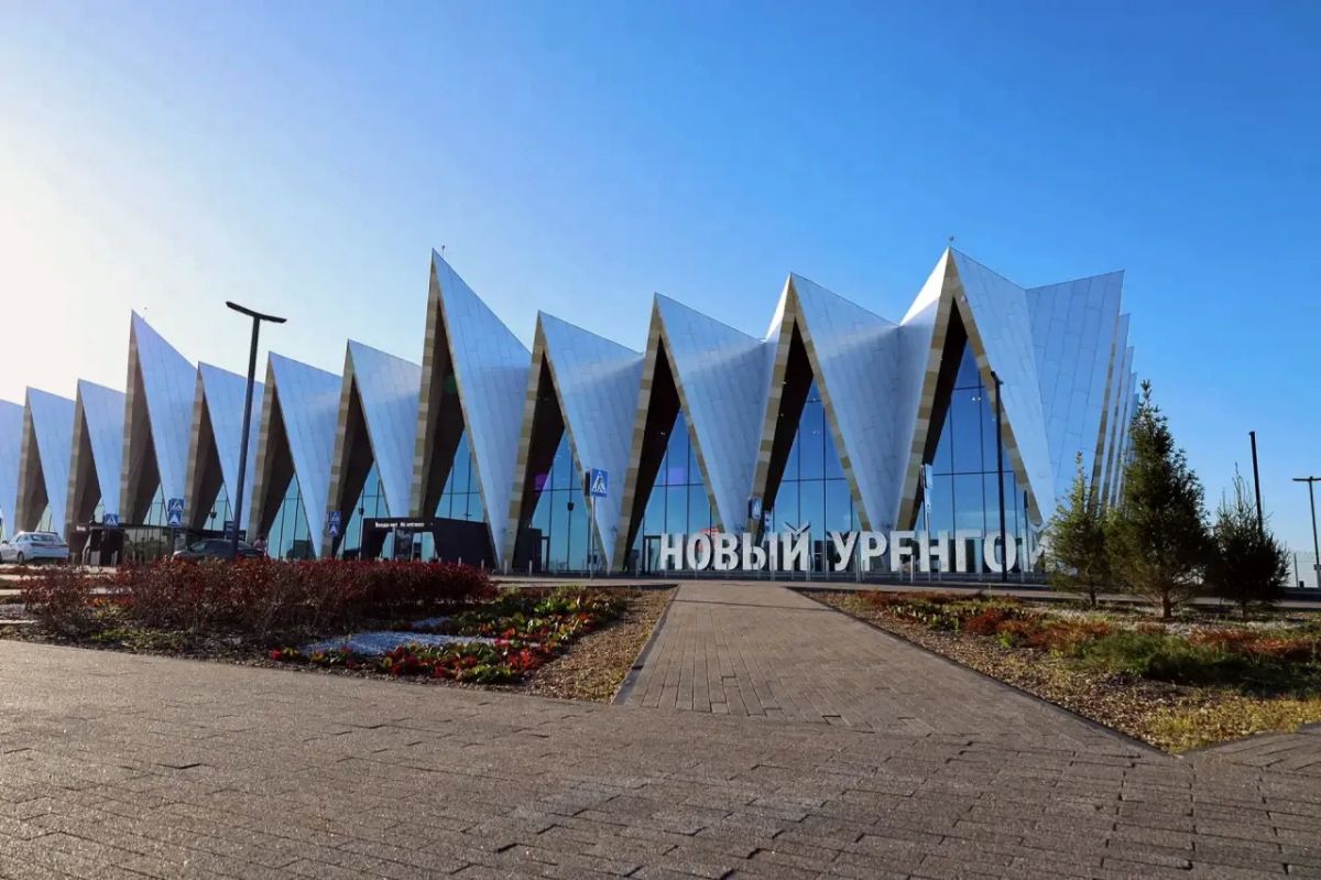 У аэропорта Нового Уренгоя стало ещё зеленее! У аэропорта Нового Уренгоя стало ещё зеленее!