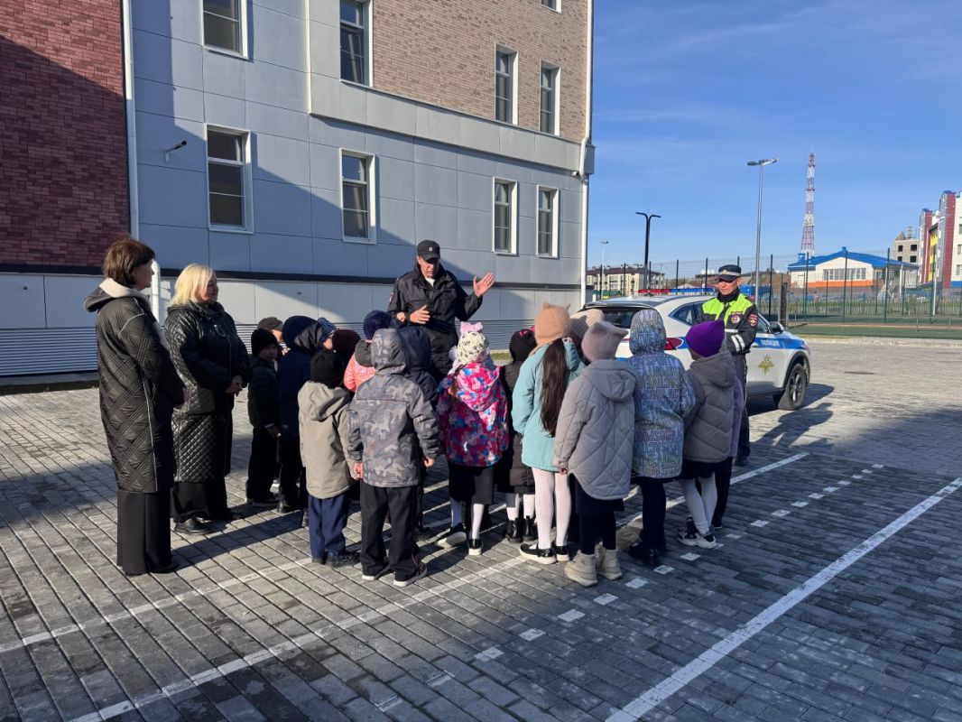 Начальник Госавтоинспекции города Салехарда подполковник полиции Алексей Колонтаев провел познавательную экскурсию для первоклассников класса МВД в школе № 4 Начальник Госавтоинспекции города Салехарда подполковник полиции Алексей Колонтаев провел познавательную экскурсию для первоклассников класса МВД в школе № 4