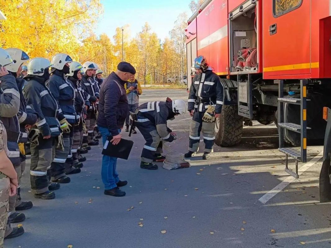 В Надыме будущие пожарные отрабатывают действия при возгорании В Надыме будущие пожарные отрабатывают действия при возгорании