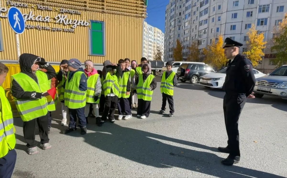В рамках Недели безопасности автоинспекторы провели открытый урок для надымских школьников В рамках Недели безопасности автоинспекторы провели открытый урок для надымских школьников