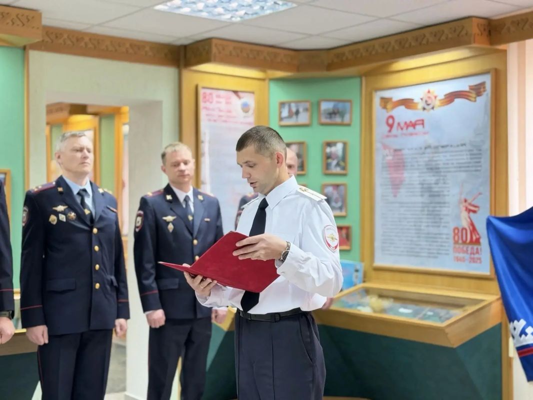 Полицейские приняли присягу в УМВД России по ЯНАО Полицейские приняли присягу в УМВД России по ЯНАО