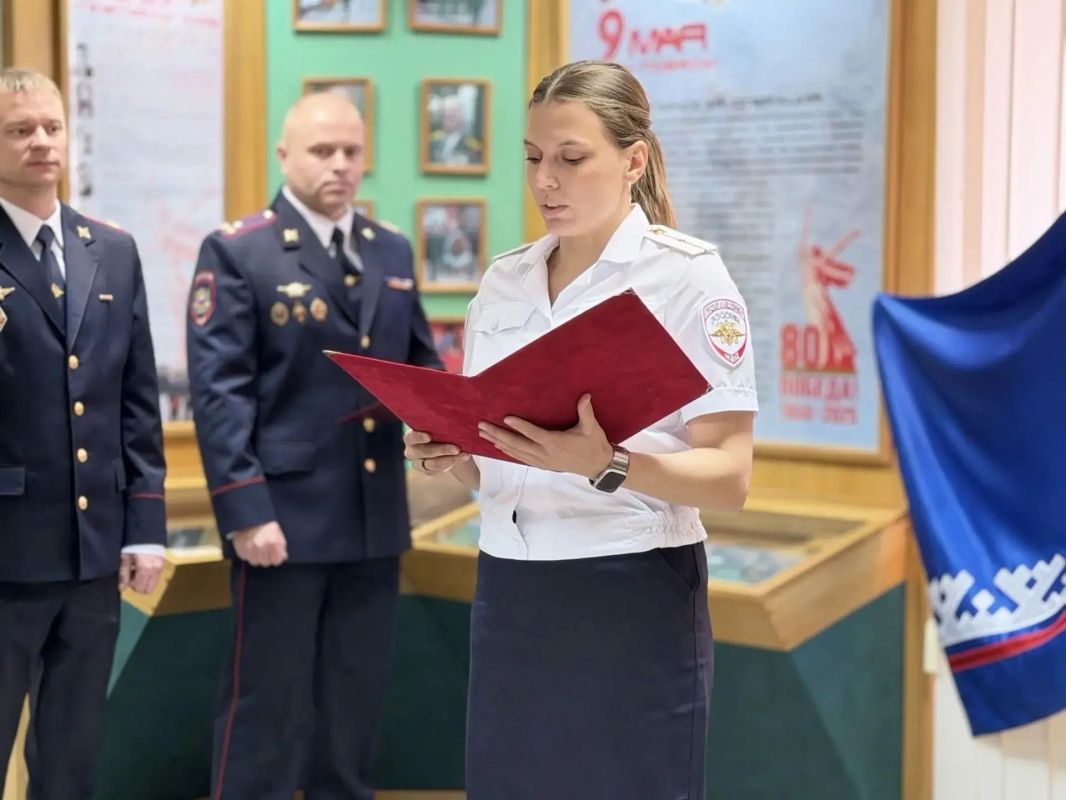 Полицейские приняли присягу в УМВД России по ЯНАО Полицейские приняли присягу в УМВД России по ЯНАО