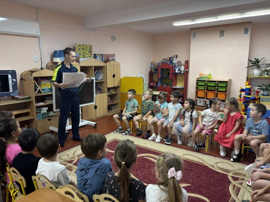 В детском саду «Ласточка» г. Ноябрьска в рамках «Недели безопасности» прошла познавательная беседа автоинспекторов с воспитанниками