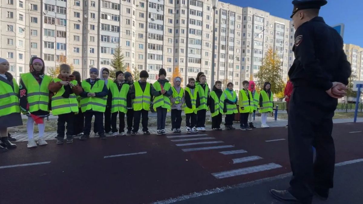 В рамках Недели безопасности автоинспекторы провели открытый урок для надымских школьников В рамках Недели безопасности автоинспекторы провели открытый урок для надымских школьников