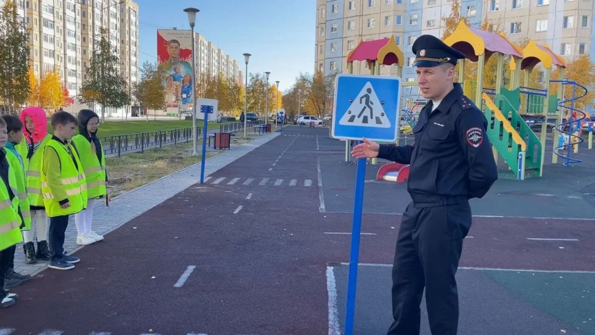 В рамках Недели безопасности автоинспекторы провели открытый урок для надымских школьников В рамках Недели безопасности автоинспекторы провели открытый урок для надымских школьников