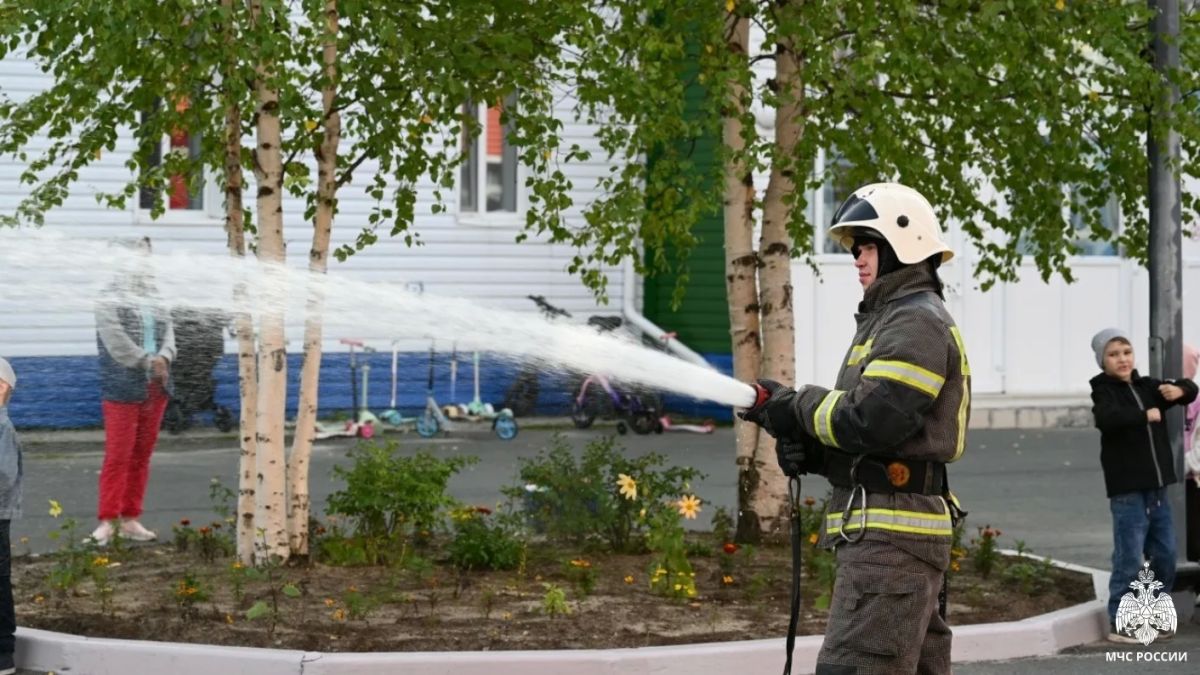 Безопасность — это важно. В рамках месячника безопасности детей в городе Надыме прошло профилактическое мероприятие с выездной экскурсией в детский сад «Родничок», организованное сотрудниками первого пожарно-спасательного... Безопасность — это важно. В рамках месячника безопасности детей в городе Надыме прошло профилактическое мероприятие с выездной экскурсией в детский сад «Родничок», организованное сотрудниками первого пожарно-спасательного...