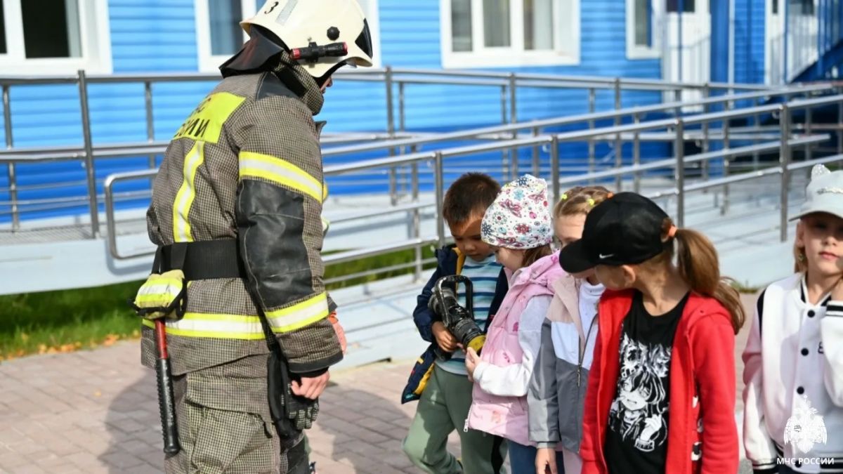 Безопасность — это важно. В рамках месячника безопасности детей в городе Надыме прошло профилактическое мероприятие с выездной экскурсией в детский сад «Родничок», организованное сотрудниками первого пожарно-спасательного... Безопасность — это важно. В рамках месячника безопасности детей в городе Надыме прошло профилактическое мероприятие с выездной экскурсией в детский сад «Родничок», организованное сотрудниками первого пожарно-спасательного...