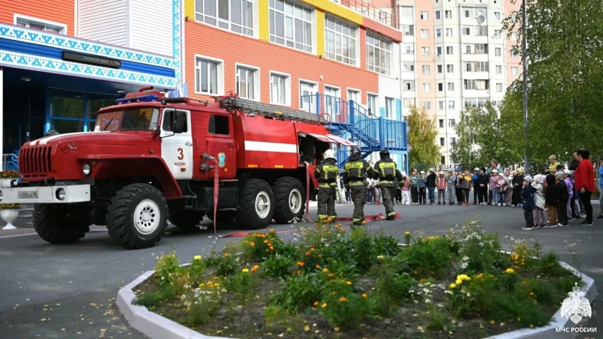 Безопасность — это важно. В рамках месячника безопасности детей в городе Надыме прошло профилактическое мероприятие с выездной экскурсией в детский сад «Родничок», организованное сотрудниками первого пожарно-спасательного... Безопасность — это важно. В рамках месячника безопасности детей в городе Надыме прошло профилактическое мероприятие с выездной экскурсией в детский сад «Родничок», организованное сотрудниками первого пожарно-спасательного...