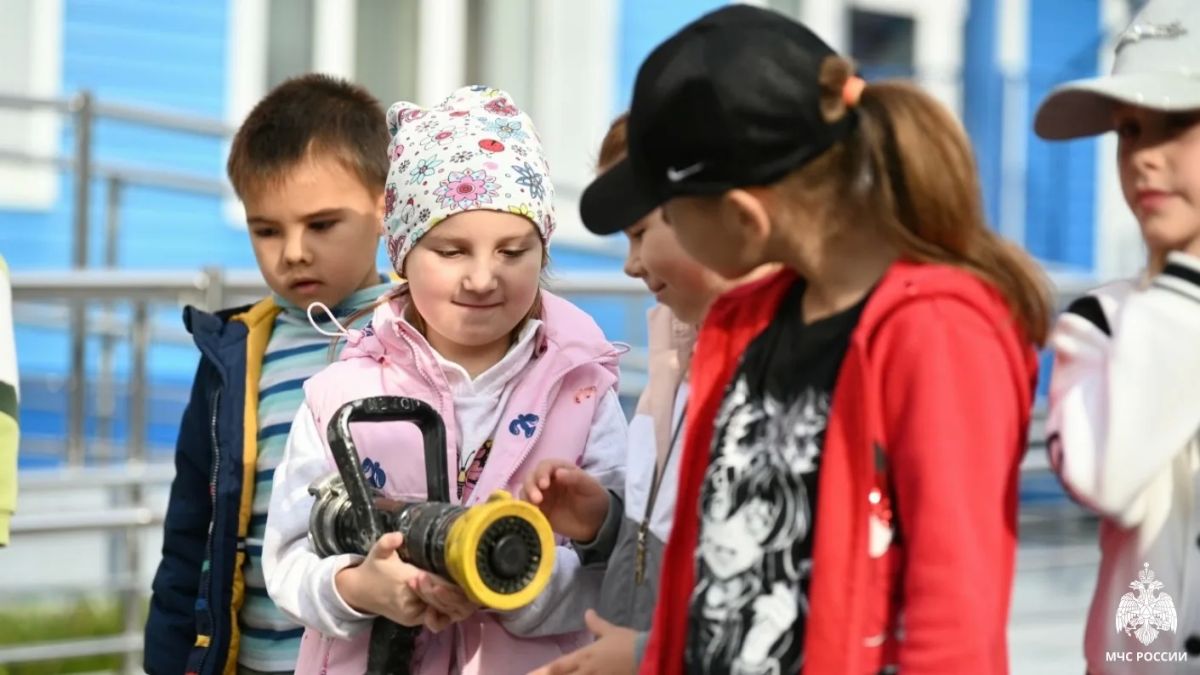 Безопасность — это важно. В рамках месячника безопасности детей в городе Надыме прошло профилактическое мероприятие с выездной экскурсией в детский сад «Родничок», организованное сотрудниками первого пожарно-спасательного... Безопасность — это важно. В рамках месячника безопасности детей в городе Надыме прошло профилактическое мероприятие с выездной экскурсией в детский сад «Родничок», организованное сотрудниками первого пожарно-спасательного...