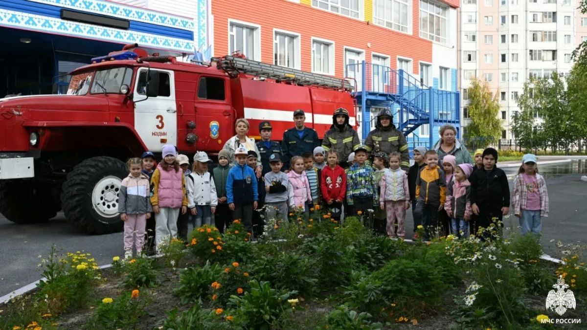 Безопасность — это важно. В рамках месячника безопасности детей в городе Надыме прошло профилактическое мероприятие с выездной экскурсией в детский сад «Родничок», организованное сотрудниками первого пожарно-спасательного... Безопасность — это важно. В рамках месячника безопасности детей в городе Надыме прошло профилактическое мероприятие с выездной экскурсией в детский сад «Родничок», организованное сотрудниками первого пожарно-спасательного...