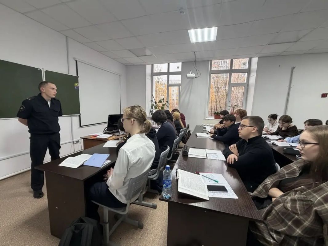 В Новом Уренгое сотрудники Госавтоинспекции провели лекцию по дорожной безопасности для студентов филиала Уральского регионального колледжа В Новом Уренгое сотрудники Госавтоинспекции провели лекцию по дорожной безопасности для студентов филиала Уральского регионального колледжа