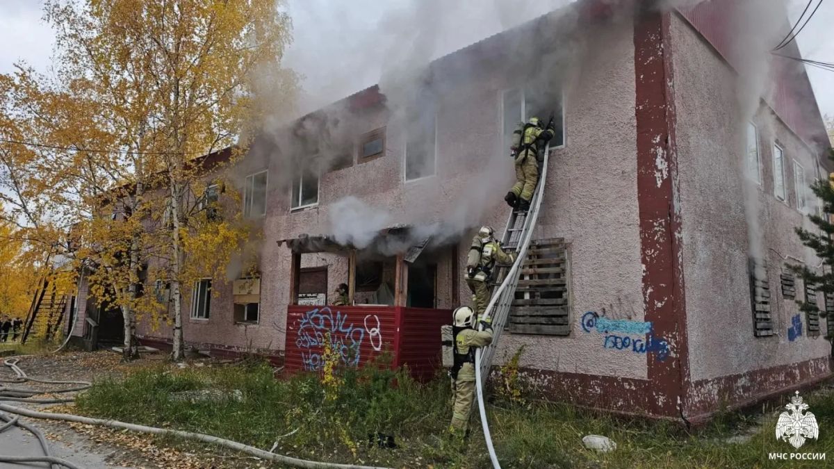 В Ноябрьске ликвидирован пожар в неэксплуатируемом здании В Ноябрьске ликвидирован пожар в неэксплуатируемом здании