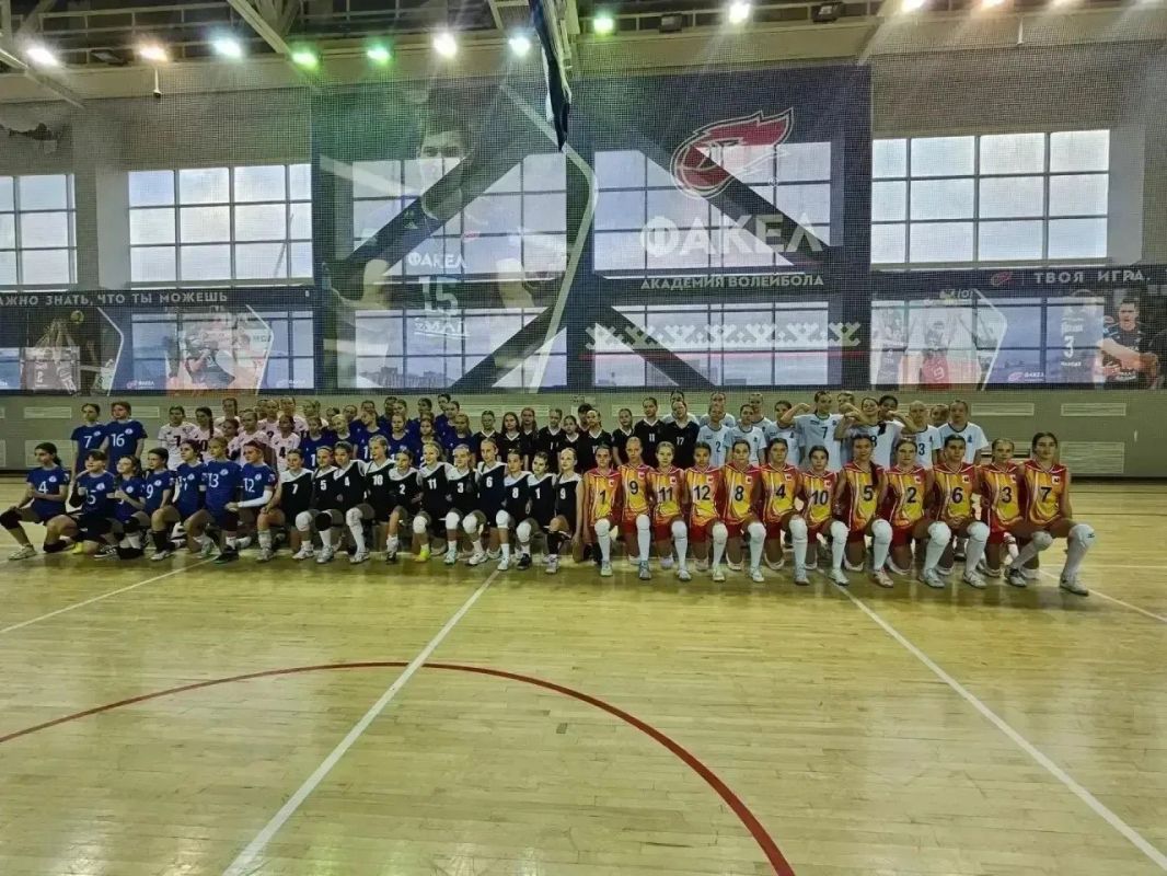«Фаворит» из Салехарда завоевал серебро Первенства ЯНАО по волейболу «Фаворит» из Салехарда завоевал серебро Первенства ЯНАО по волейболу