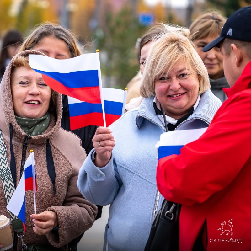 На площади Центра культуры и спорта «Геолог» прошла концертная программа, посвящённая дате принятия в состав России Донецкой и Луганской Народных Республик, Запорожской и Херсонской областей