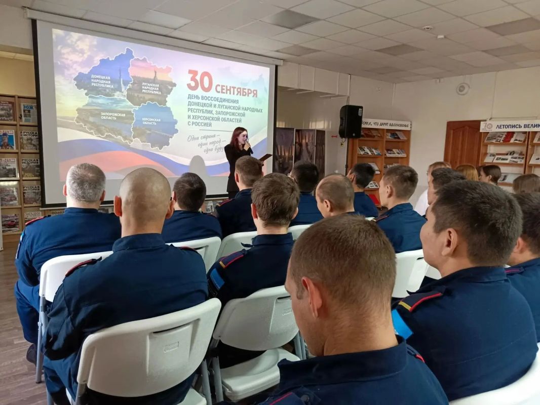 В День воссоединения с Россией Донецкой и Луганской народных республик, Запорожской и Херсонской областей слушателей Учебно-методического центра ГОЧС и пожарной безопасности ЯНАО пригласили отметить это историческое событие... В День воссоединения с Россией Донецкой и Луганской народных республик, Запорожской и Херсонской областей слушателей Учебно-методического центра ГОЧС и пожарной безопасности ЯНАО пригласили отметить это историческое событие...