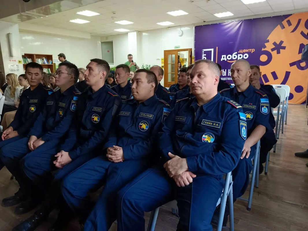 В День воссоединения с Россией Донецкой и Луганской народных республик, Запорожской и Херсонской областей слушателей Учебно-методического центра ГОЧС и пожарной безопасности ЯНАО пригласили отметить это историческое событие... В День воссоединения с Россией Донецкой и Луганской народных республик, Запорожской и Херсонской областей слушателей Учебно-методического центра ГОЧС и пожарной безопасности ЯНАО пригласили отметить это историческое событие...