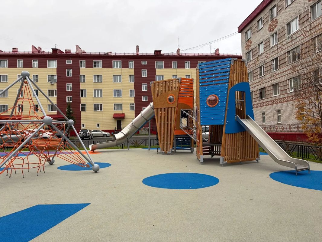 В Салехарде на улицах Матросова-36 и Губкина-6а, в рамках окружной программы «Мой двор» появились сразу две площадки - спортивная и детская В Салехарде на улицах Матросова-36 и Губкина-6а, в рамках окружной программы «Мой двор» появились сразу две площадки - спортивная и детская