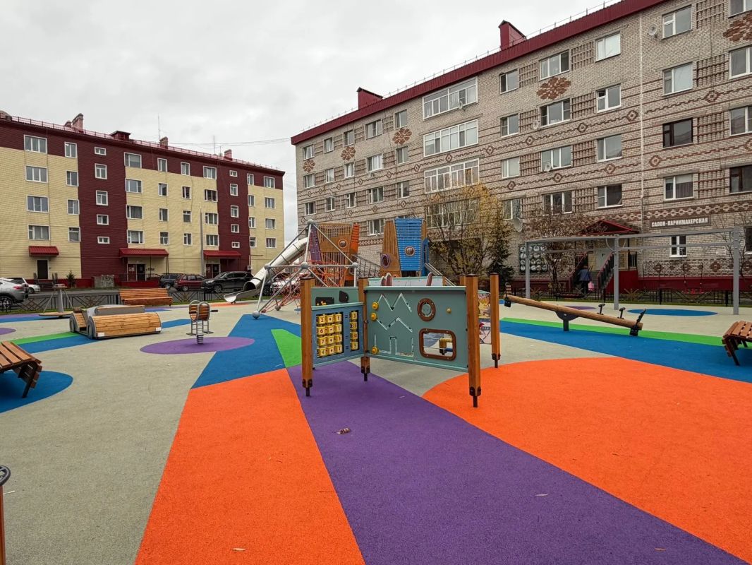 В Салехарде на улицах Матросова-36 и Губкина-6а, в рамках окружной программы «Мой двор» появились сразу две площадки - спортивная и детская