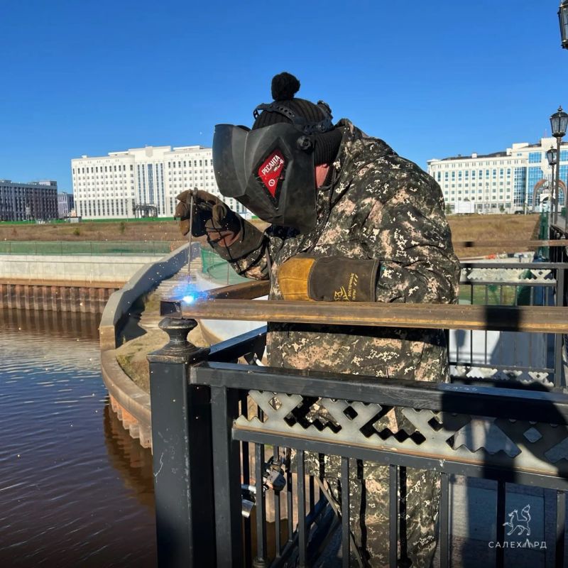 На пешеходном мосту через Преображенку обновляют ограждение На пешеходном мосту через Преображенку обновляют ограждение