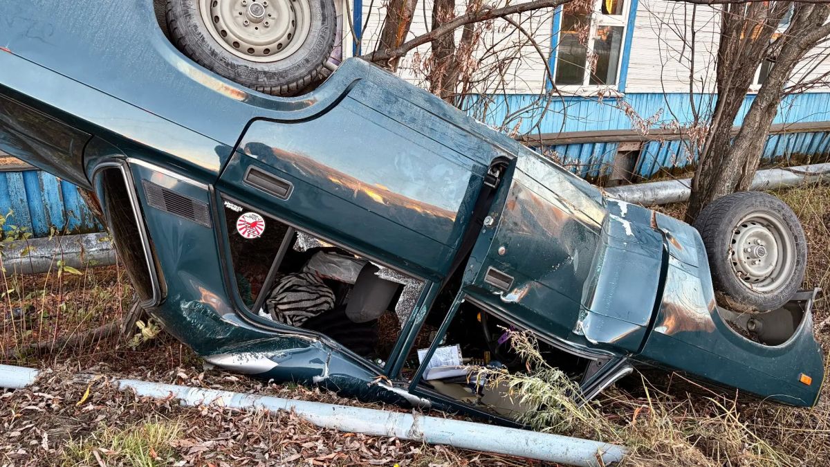 На улице Чапаева в Салехарде автомобиль перевернулся На улице Чапаева в Салехарде автомобиль перевернулся