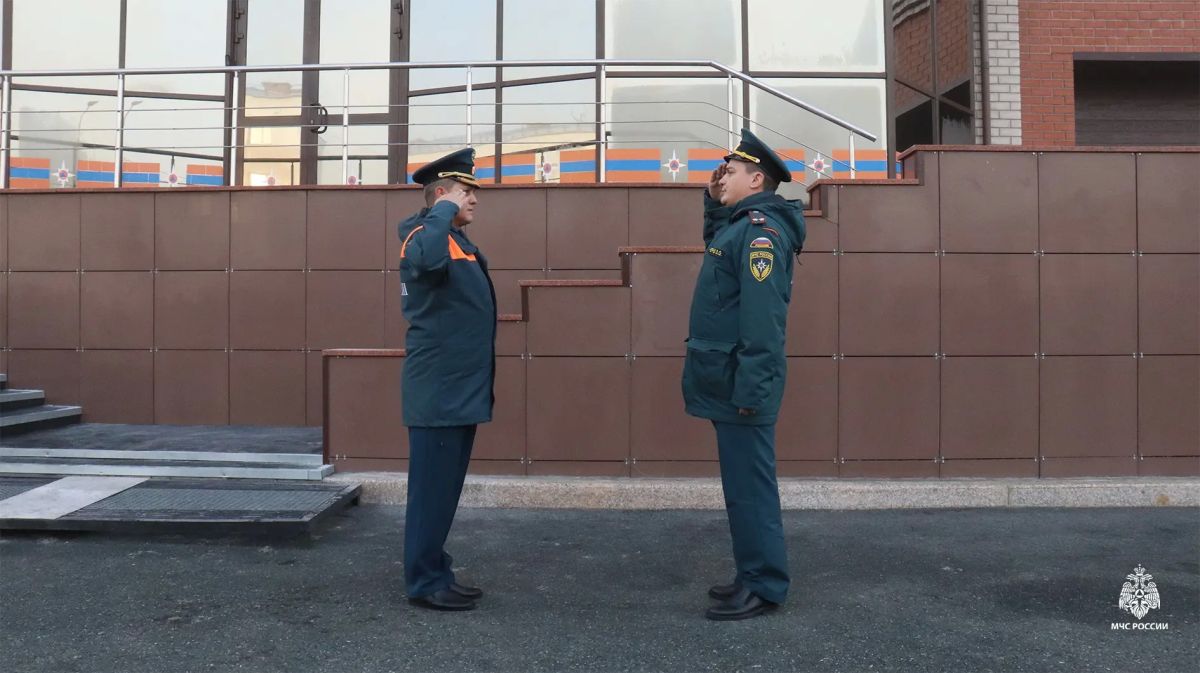 Торжественная церемония поднятия флагов России, МЧС России и Ямала — наша неизменная традиция