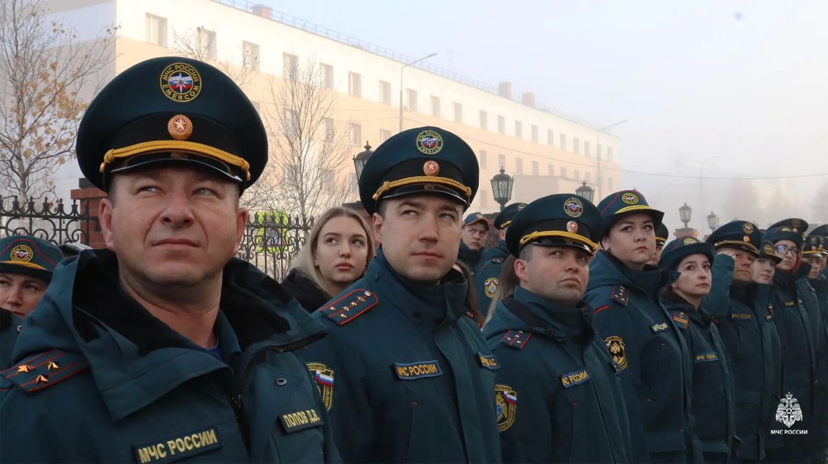 Торжественная церемония поднятия флагов России, МЧС России и Ямала — наша неизменная традиция Торжественная церемония поднятия флагов России, МЧС России и Ямала — наша неизменная традиция