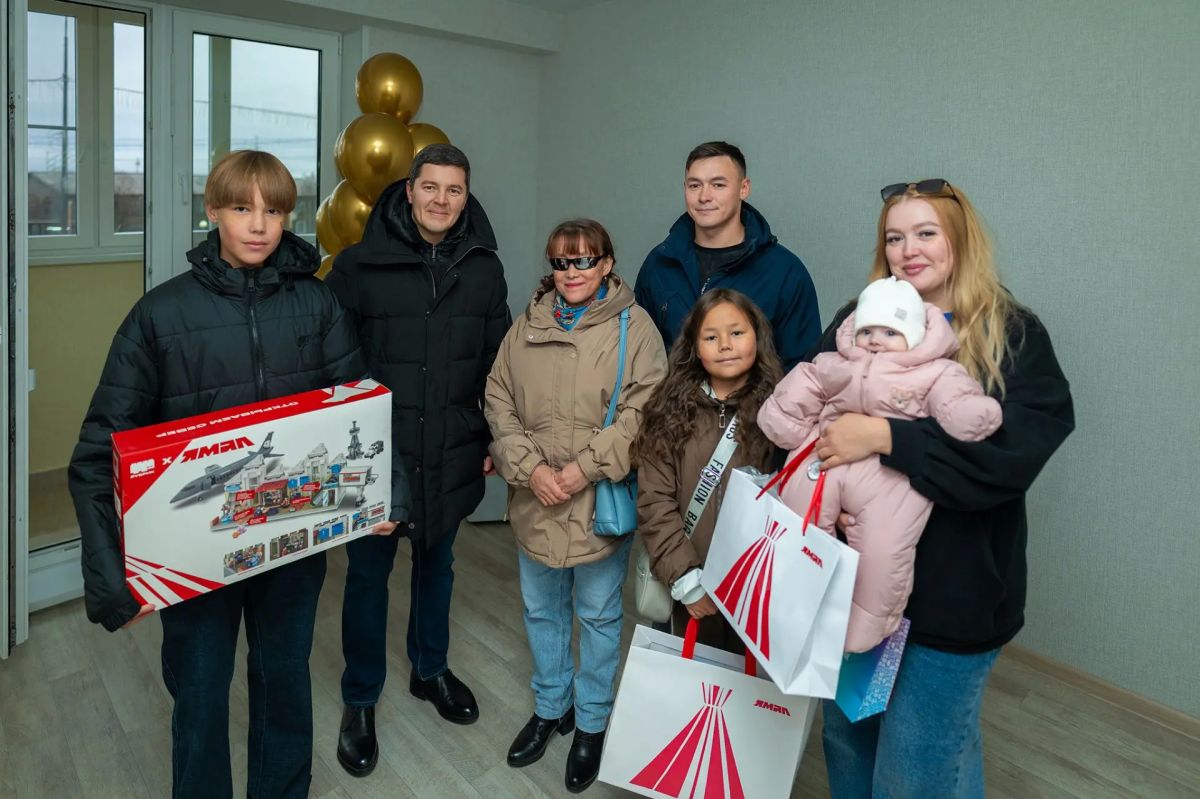Дмитрий Артюхов: Продолжаем наши новоселья — вручил ключи 15 семьям в Лабытнанги Дмитрий Артюхов: Продолжаем наши новоселья — вручил ключи 15 семьям в Лабытнанги