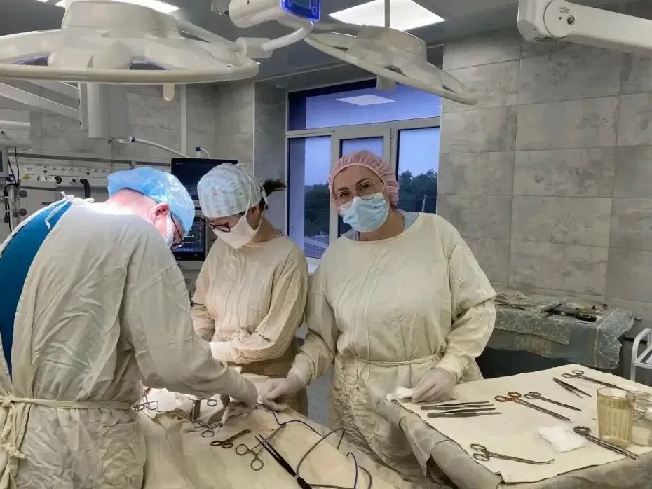 Операционная медсестра из Нового Уренгоя Людмила Долганова помогает пациентам в Волновахе
