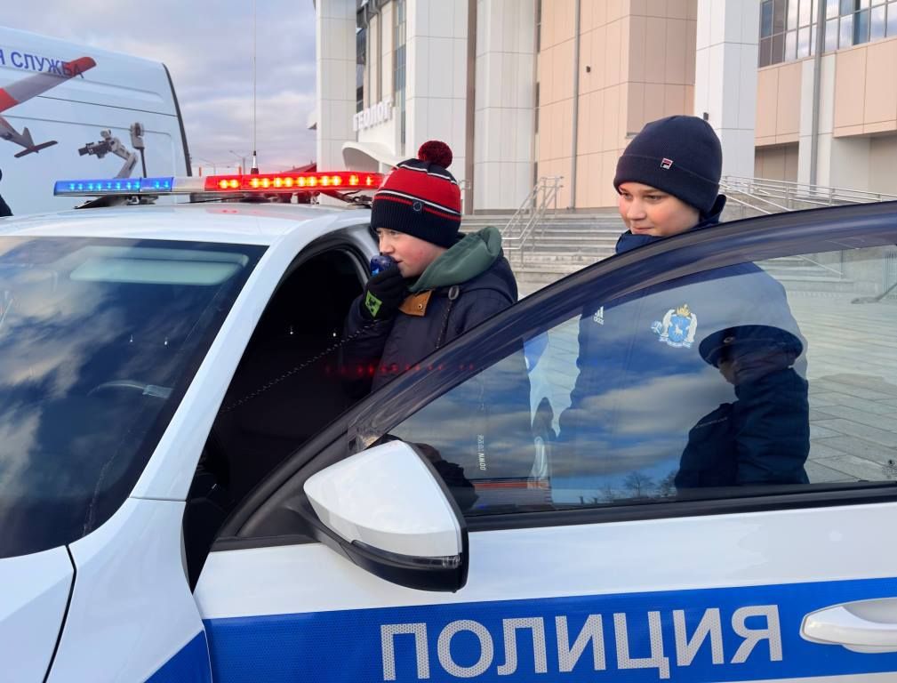 9 октября в день Всероссийской тренировки по гражданской обороне на территории Пуровского района состоялся строевой смотр техники, предназначенной для выполнения служебных и аварийно-спасательных задач 9 октября в день Всероссийской тренировки по гражданской обороне на территории Пуровского района состоялся строевой смотр техники, предназначенной для выполнения служебных и аварийно-спасательных задач