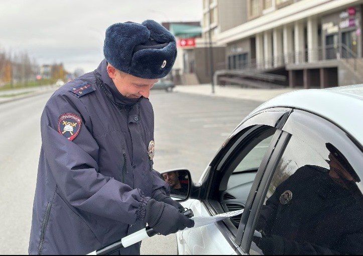 Ноябрьские автоинспекторы, в преддверии Дня отца, провели тематическую профилактическую акцию «За безопасность на дорогах»