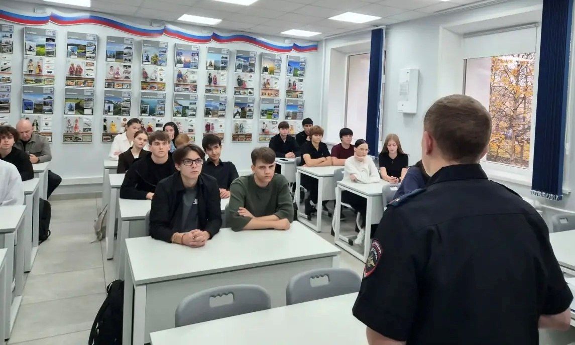 Сотрудники Госавтоинспекции города Новый Уренгой посетили студентов Газпром техникума и провели профилактическую беседу, посвящённую безопасности дорожного движения Сотрудники Госавтоинспекции города Новый Уренгой посетили студентов Газпром техникума и провели профилактическую беседу, посвящённую безопасности дорожного движения