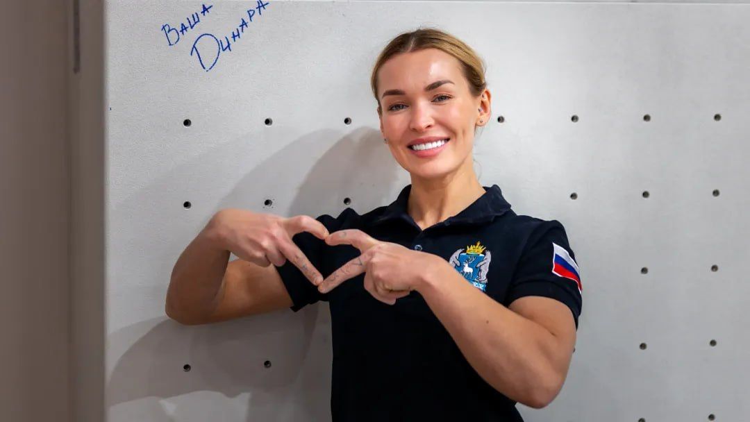 Чемпионка Европы по скалолазанию Динара Фахритдинова провела мастер-класс в «Ямал Арене» для салехардского клуба скалолазов